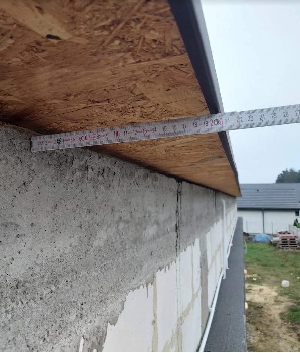 Precyzyjny pomiar okapu przed montażem pokrycia